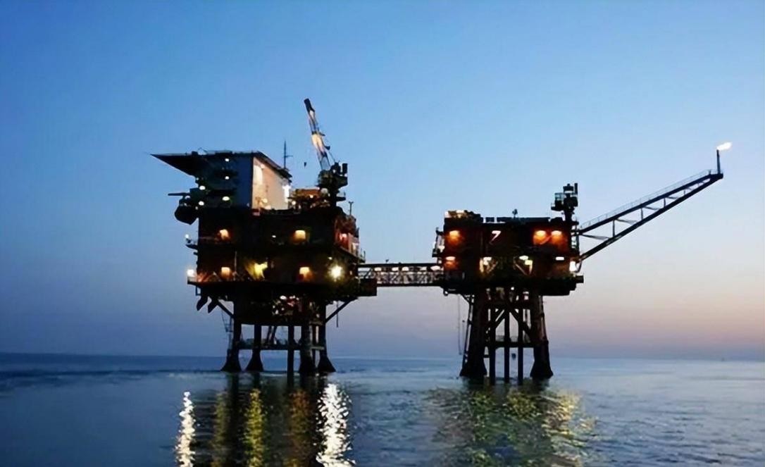 现在美国还在帮助越南开采石油吗,越南还在中国岛礁开采石油吗