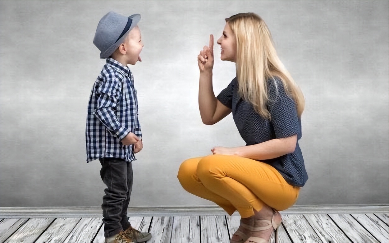 孩子爱搞小动作怎么管教,小孩有偷摸的行为怎么引导改正