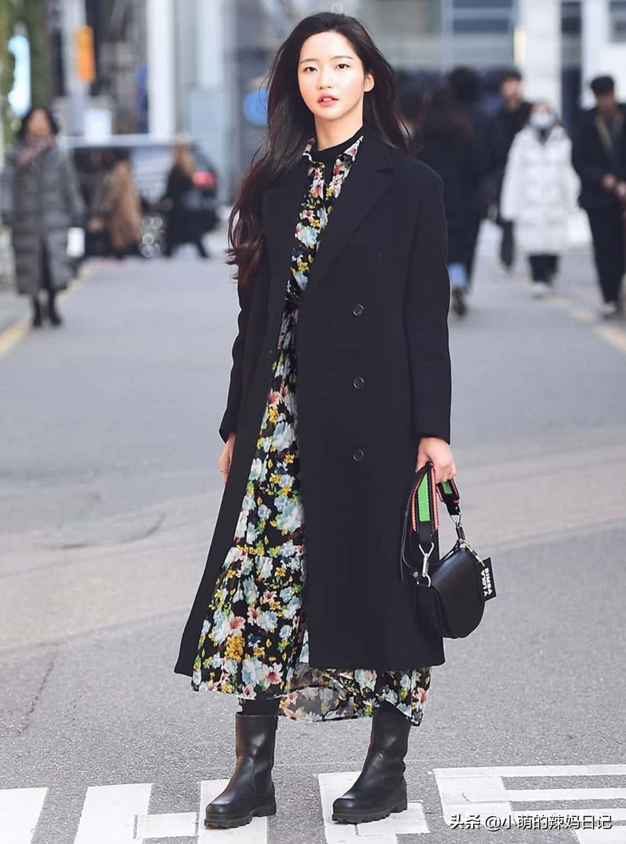穿碎花连衣裙配什么样的鞋子好看,55岁女人穿黑色连衣裙配什么鞋子