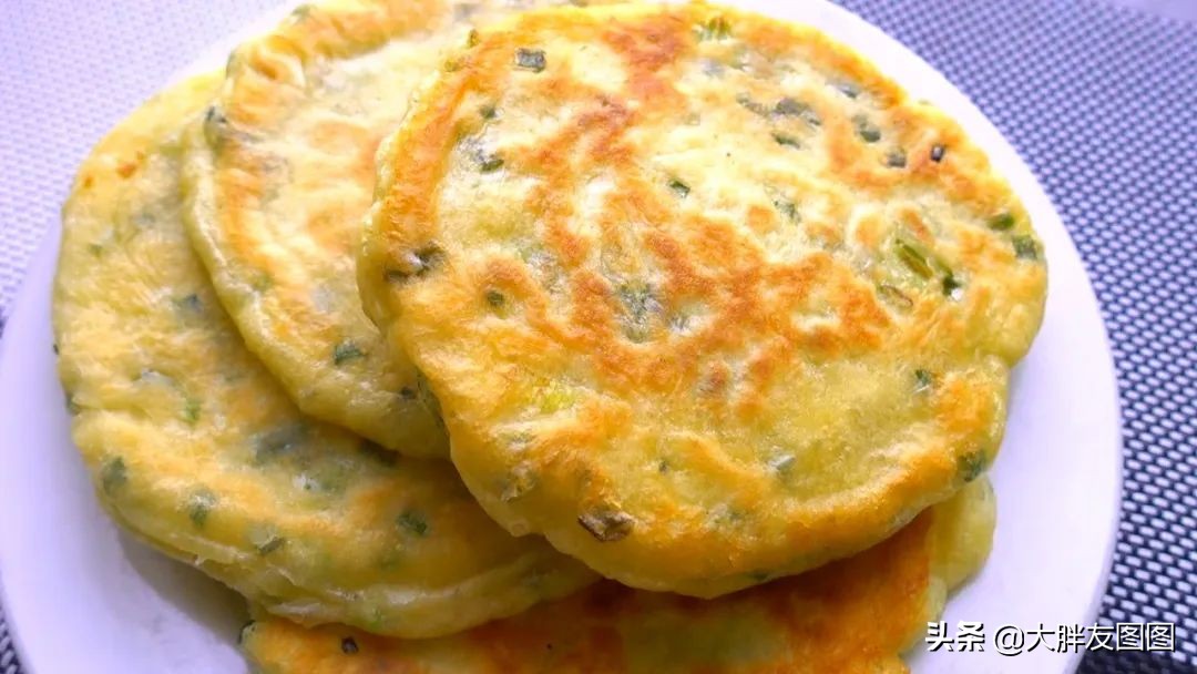 不需要揉面就能做出香喷喷的煎饼,手不沾面就能做的煎饼视频