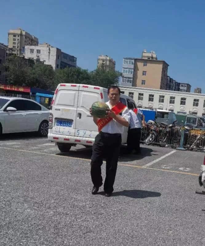 庆“八一”拥军拥警送清凉（慰问奋战在“百日行动”的一线通警察