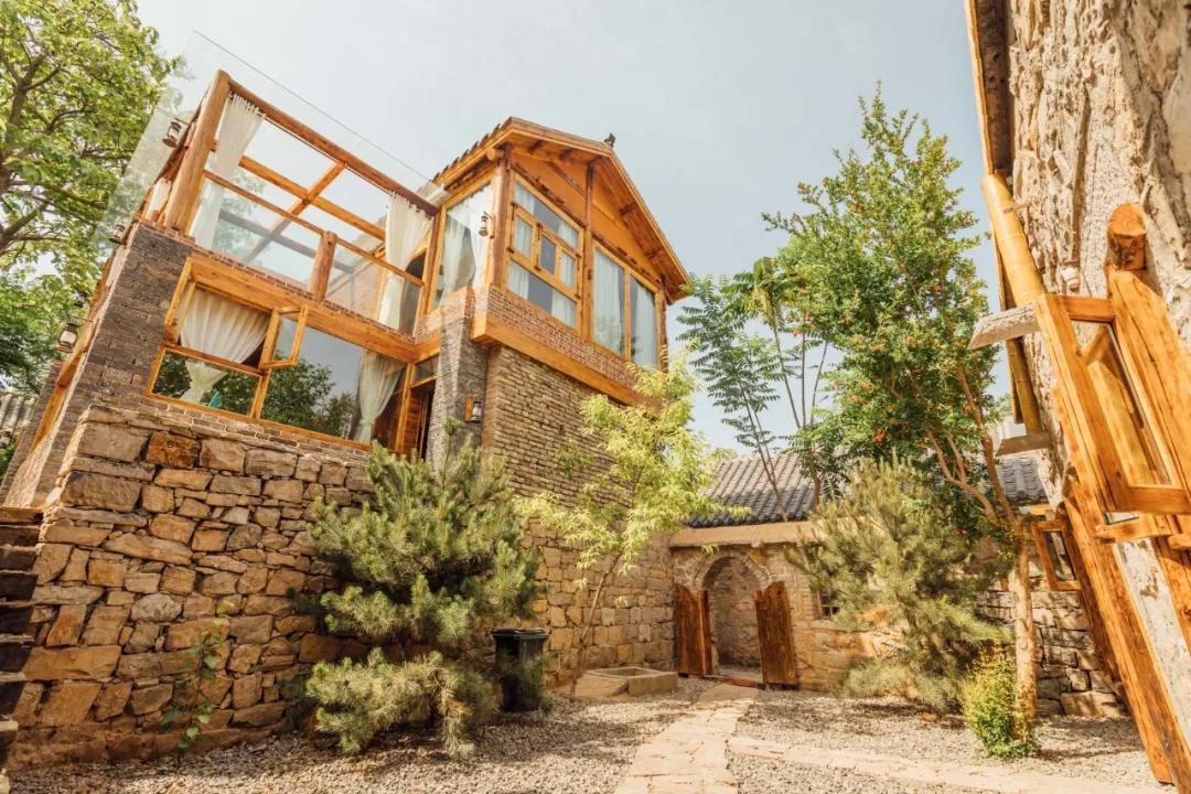 神仙眷侣辞掉高薪工作，爆改废弃山谷，悬崖高空造无边恒温泡池