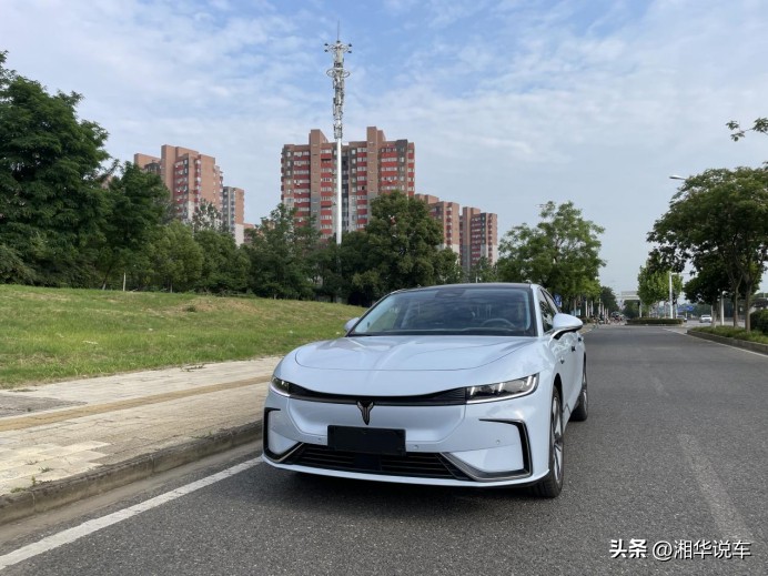 岚图追光舒适和运动模式区别,新车岚图商务车7座售价