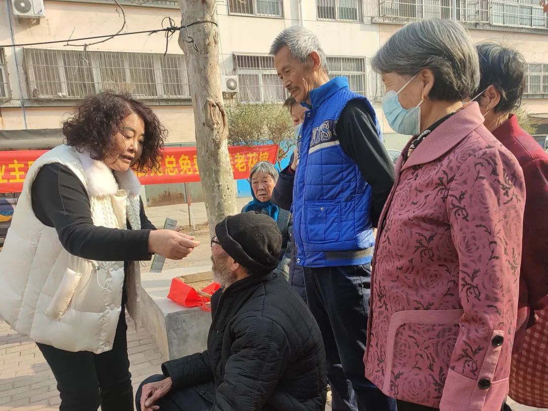 蒙阴街道新华社区:弘扬雷锋精神,服务居民群众