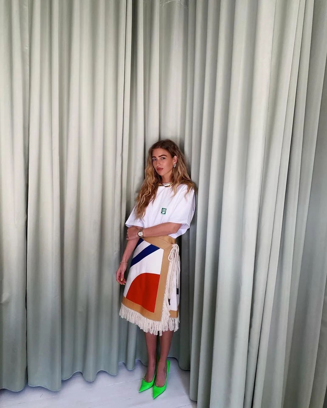 男t恤搭牛仔裤加皮带有哪些穿法,t恤配裤子的时髦穿法