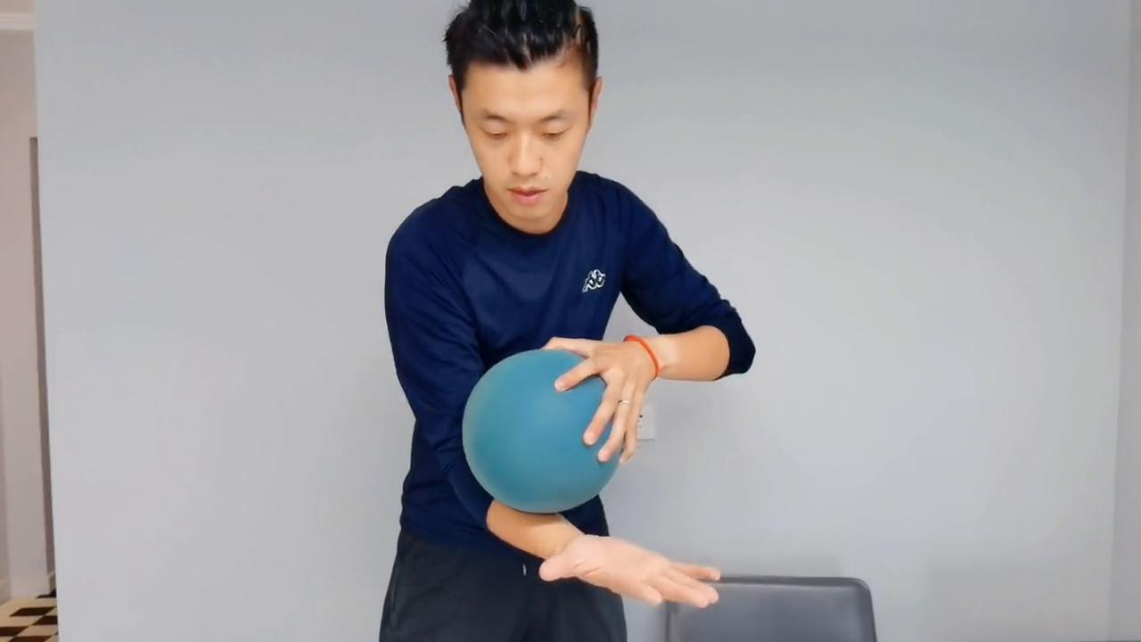 守门员十大最不可思议的扑救方式,守门员接半高球手型