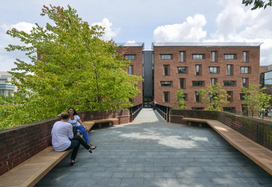 美国大学宿舍对比，一个天上，一个地下