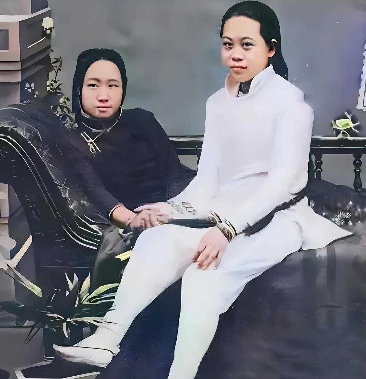 1900年，北京富户人家，服饰臃肿华美，精神状态很佳