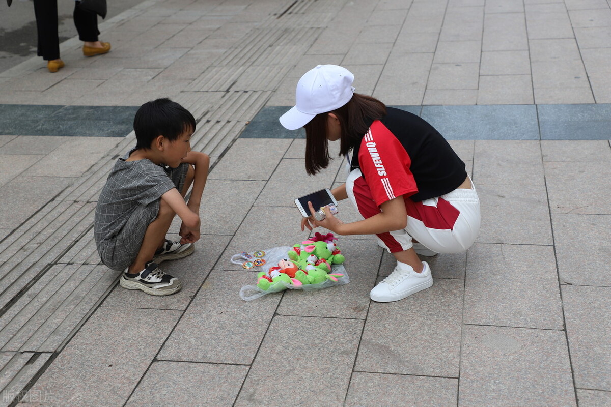 男孩摆摊1小时赚584元算什么,小学摆摊赚钱的小妙招