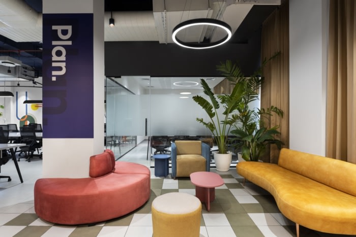 利用树木大小的室内植物模糊了办公室内外空间的界限