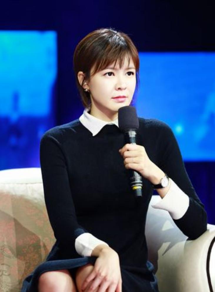 著名主持人李艾：嫁给自己经纪人，婚后一直分房睡，连楼层都不同