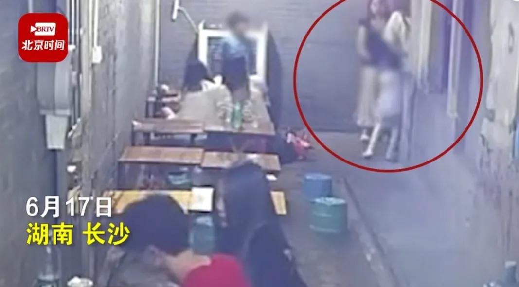 女童店内玩闹烫伤后家长索赔本人,女孩撞上麻辣烫被烫伤家长索赔