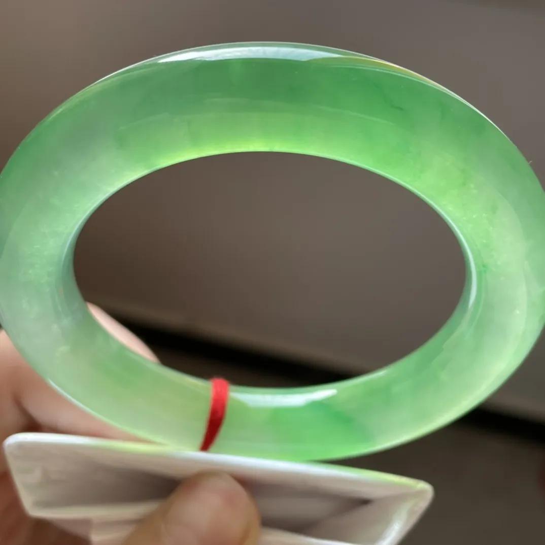 缅甸a货翡翠冰种小圆条翡翠手镯,有绿白黑三种颜色的翡翠手镯