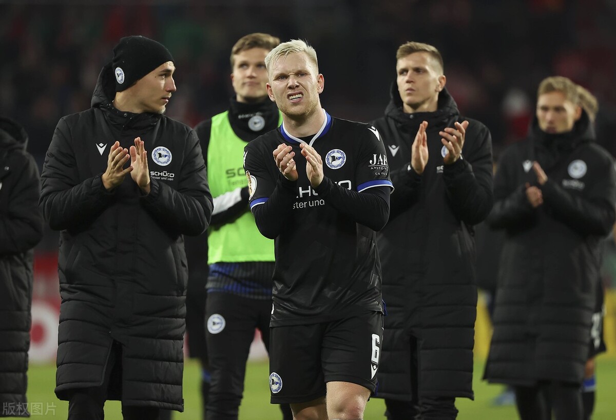 武磊3次世界级前插单刀踢飞,武磊门前横传队友又踢回来