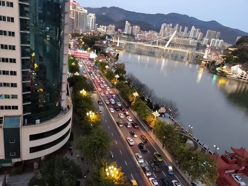 铁 路 情 缘 作者：铁二代 卢州