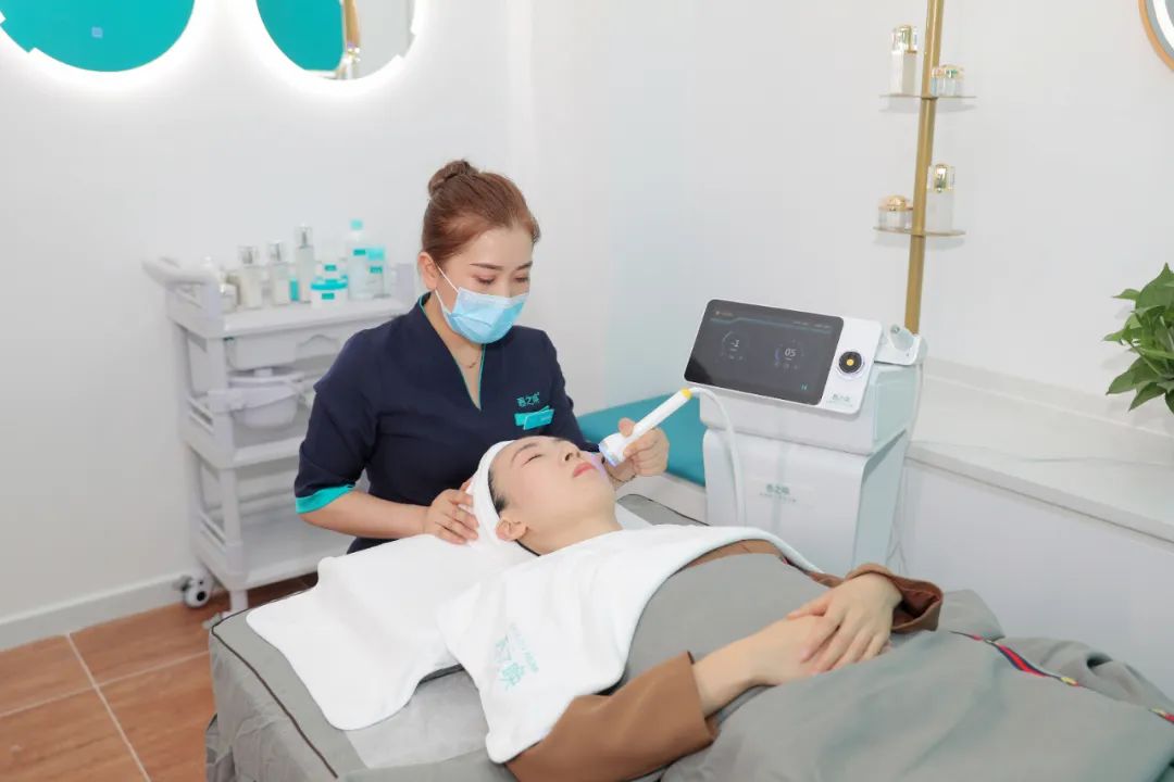 秋季脸干燥起皮怎么办,秋季脸上干的爆皮怎么办