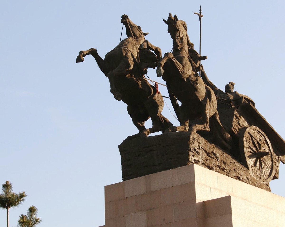 国王看不起胡人进贡的动物，让人拿去喂虎，谁知老虎却趴着不敢动