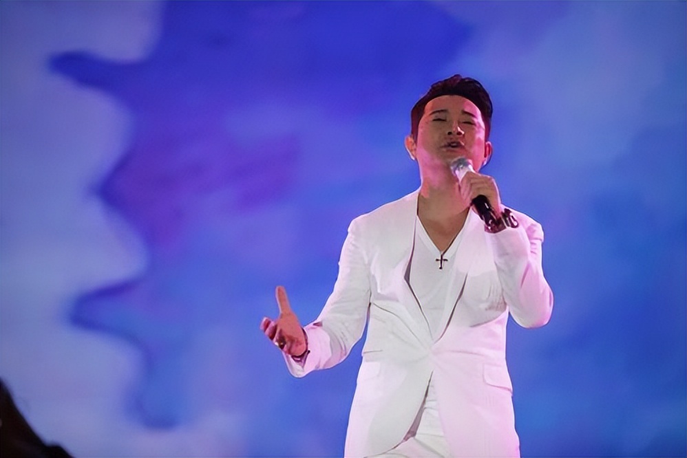 53岁罗中旭踢球被踢伤眼睛，曾因车祸捡回一条命，如今无儿无女