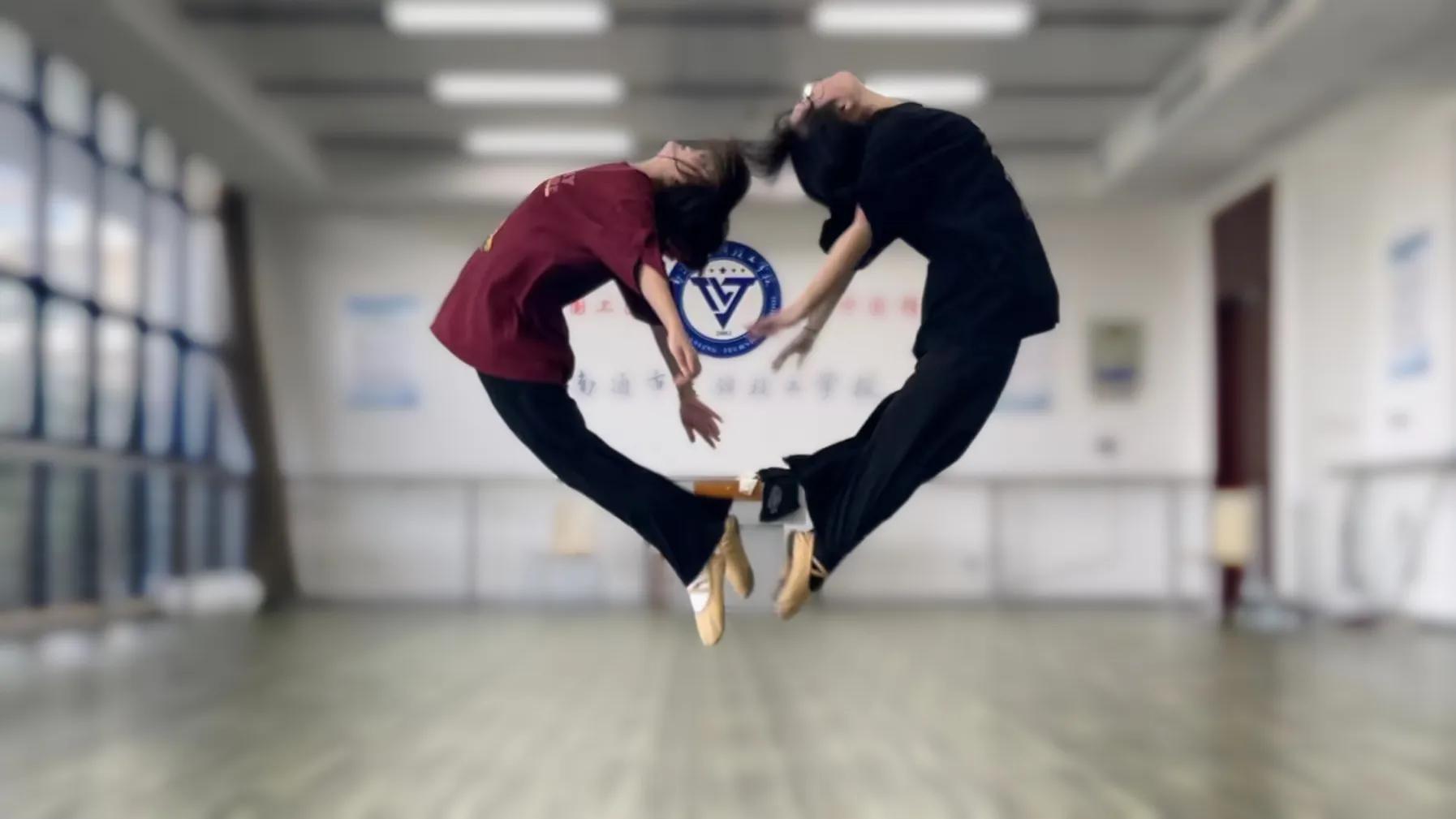 “蓝”课堂、美之韵||舞姿翩翩融技艺，青春璇美向未来