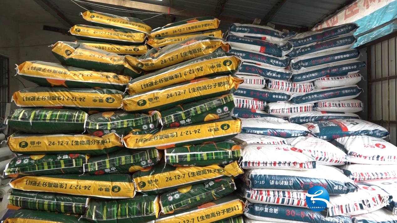 网格员协助种植大户寻找插秧机,农业技术员田间地头护航春耕