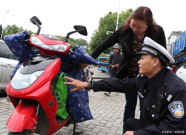 无牌电动三轮车被扣15天怎么处理,电动三轮车被交警扣了怎么要回来