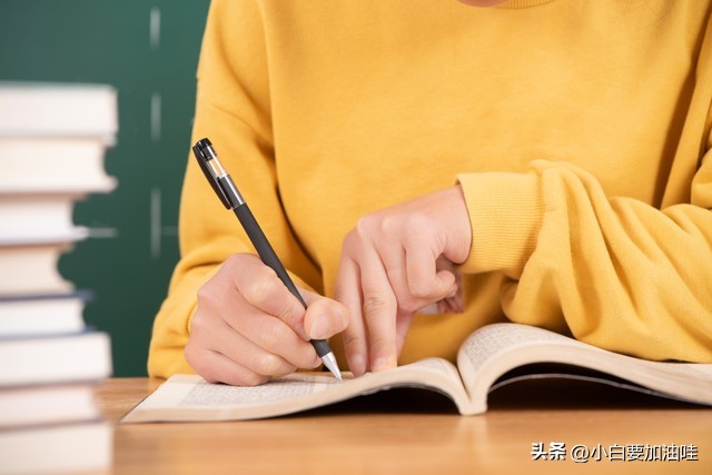 面试自我介绍怎么做才能做到精彩,面试时怎样向面试官自我介绍