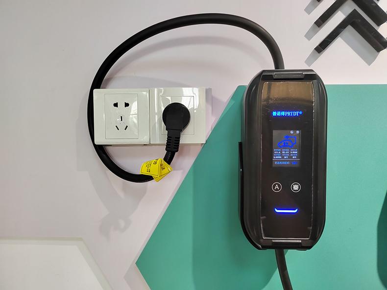 哪吒S不用充电桩，家用便携式充电器怎么选？