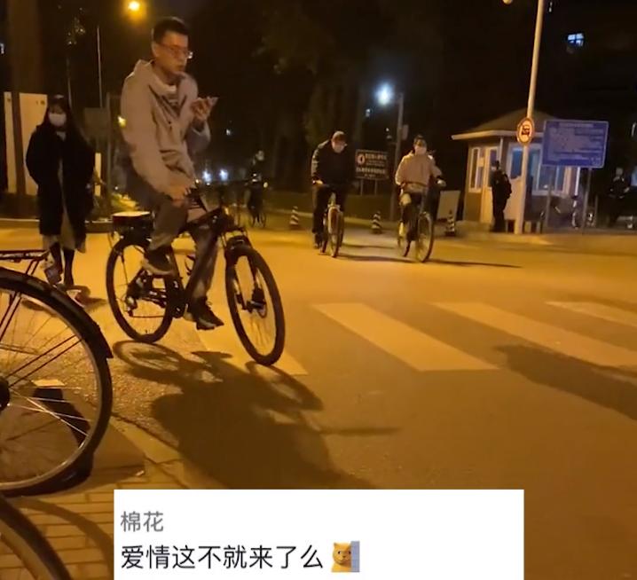 北京一小车后视镜被小姐姐刮到，留下的字条感动车主：这就是素质