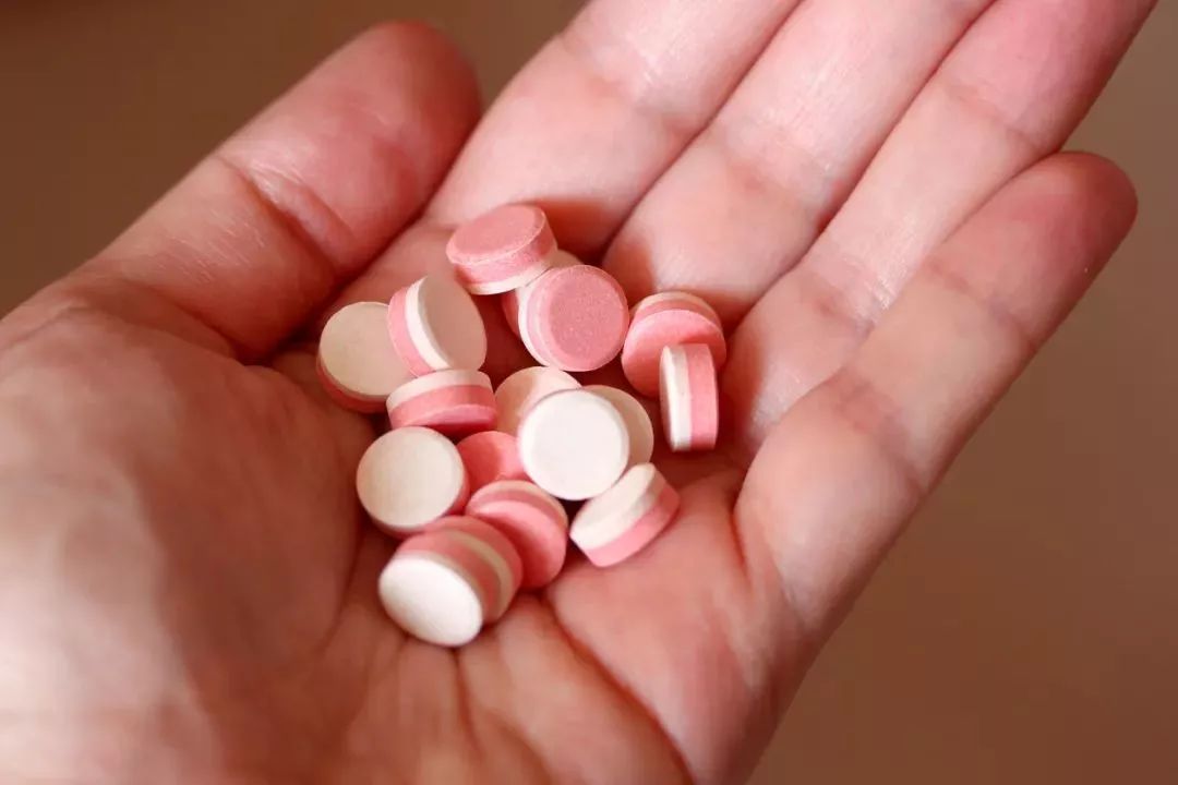 手机放在床头睡觉辐射会造成什么,睡觉手机放床头有辐射吗