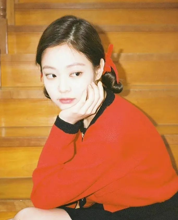 新年流行这4款扎发谁扎谁美,适合直头发的新年扎发