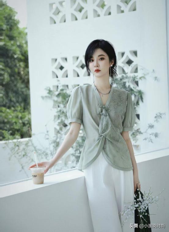 今夏超火的白裤子,究竟搭玛丽珍鞋还是小白鞋?穿对就很时髦