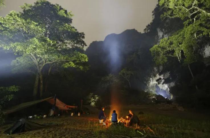 美国男子进入无人区视频,美国男人进入神秘洞穴探险