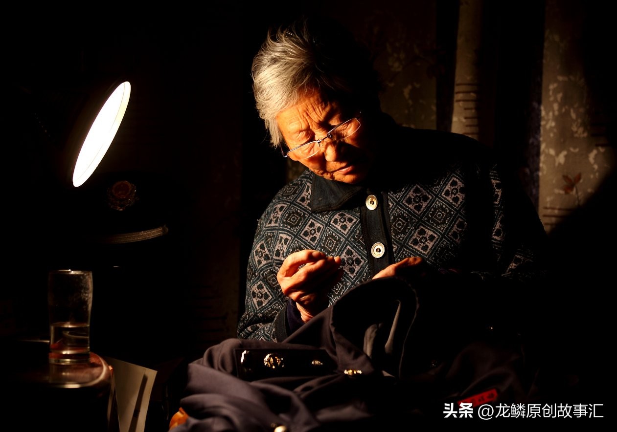 80岁老母瘫痪在床儿子要出去工作,老人瘫痪在床母亲以泪洗面