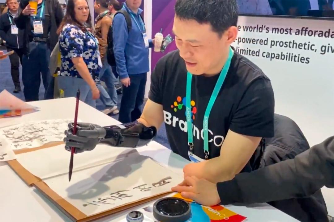 一个疯狂博士在背后安装了机械手,一位疯狂的博士用科技改变了世界