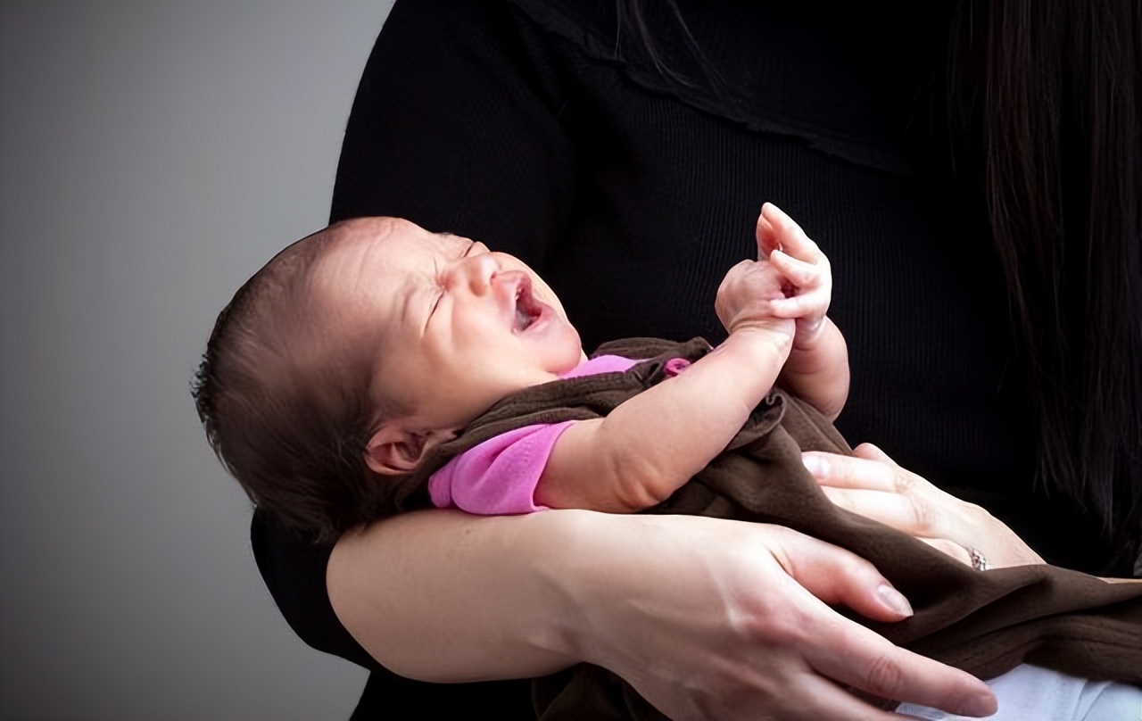婴儿一抱就睡一放就醒,婴儿抱着睡放下就醒折腾一晚