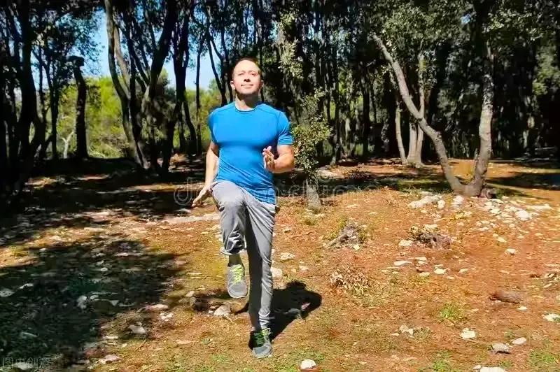 原地跑步的正确方法——简单并非空洞，而是让居家健身更高效