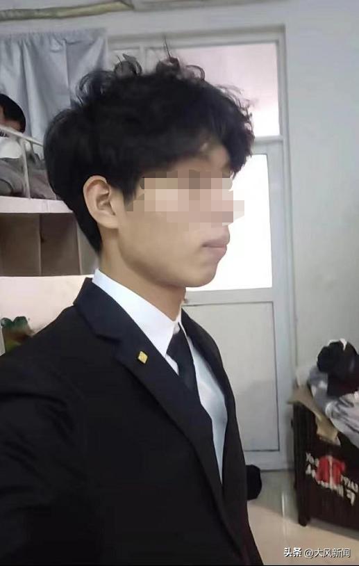 20岁男生体育课被两次罚跑后晕倒猝死，帅气阳光在校表现突出，家长质疑学校救援不及时，校方成立工作组处理