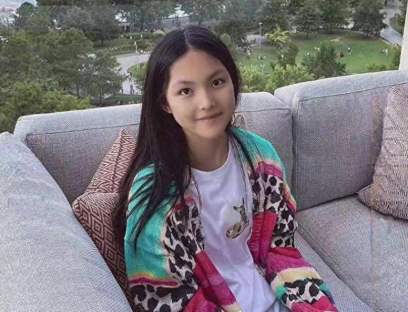 15岁王诗龄穿背带裙戴蕾丝手套,angela王诗龄喊angelababy