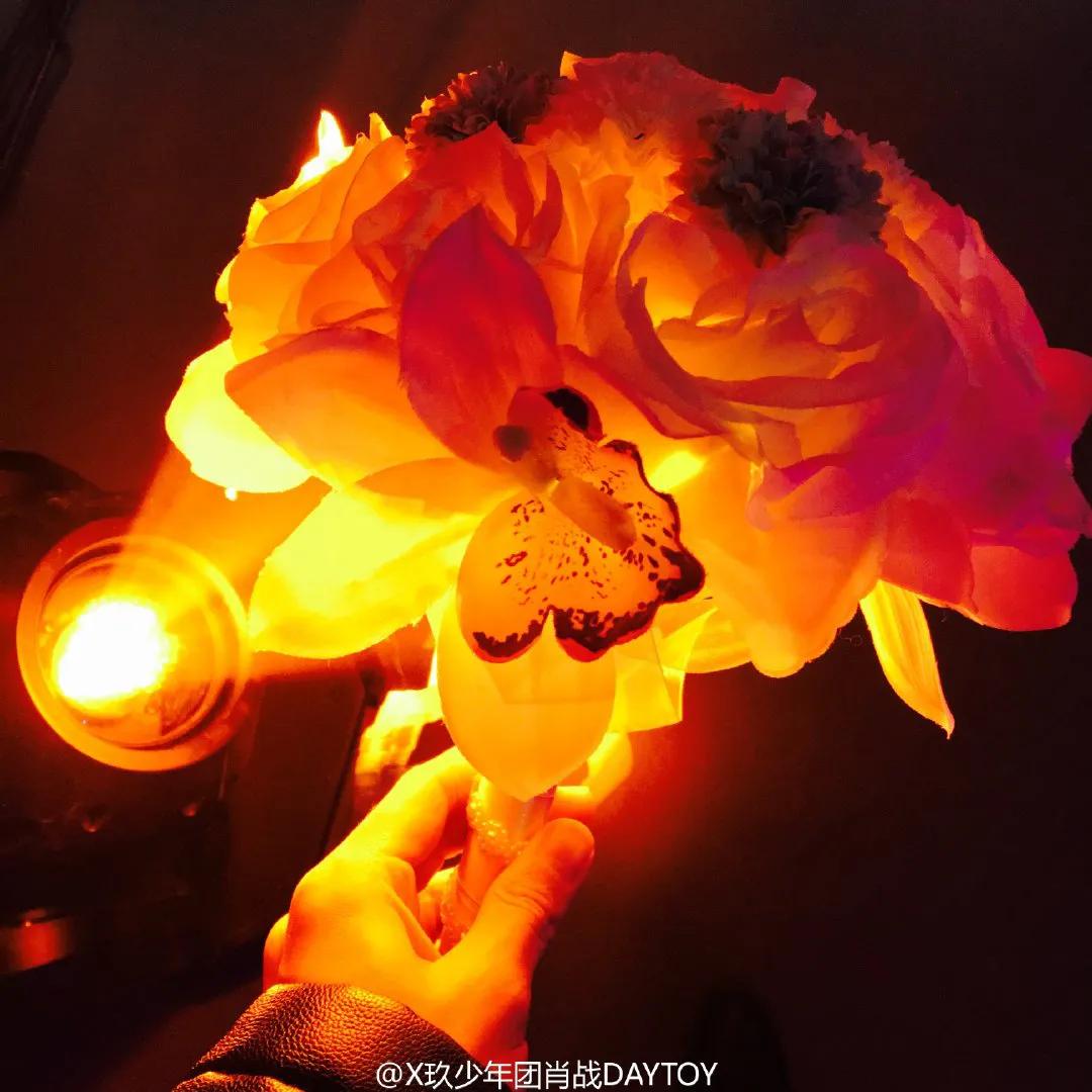 肖战微博上发自己的照片,肖战曾经的微博照片