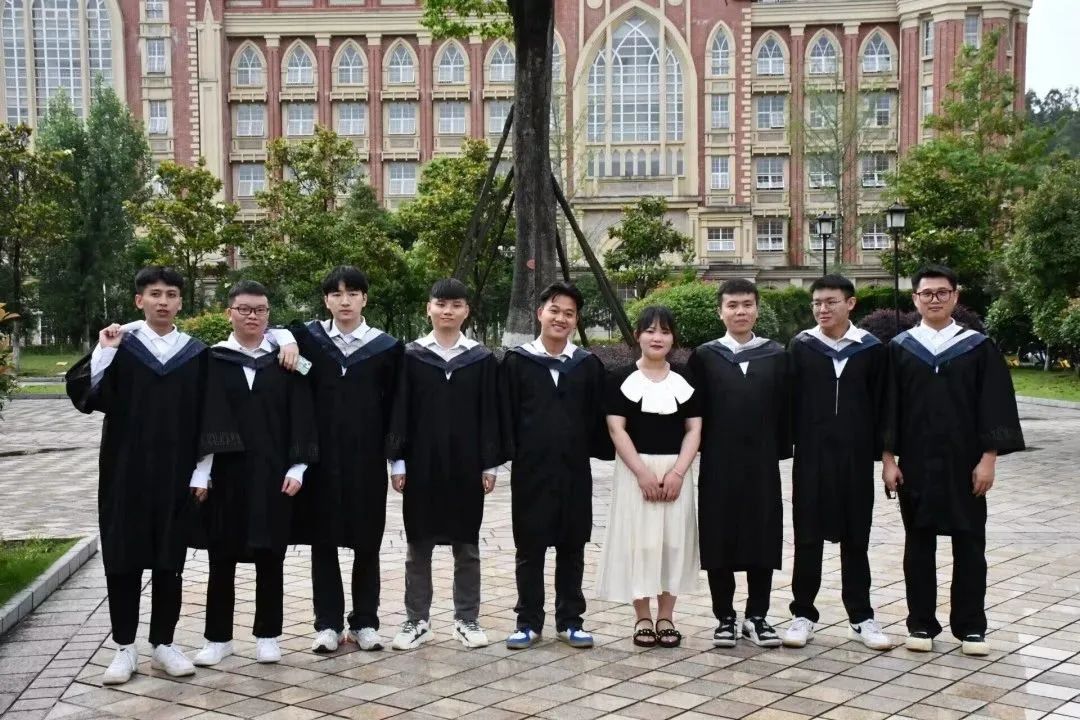 先来一波毕业照,第一张毕业照和最后一张毕业照