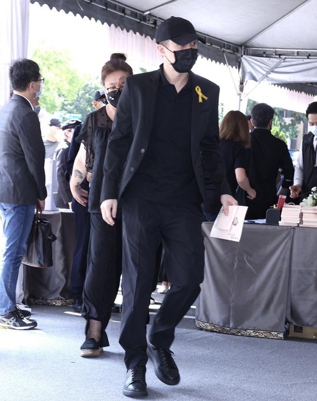 房祖名为违规停车公开道歉,经纪人证其演艺事业停滞,将专注卖酒