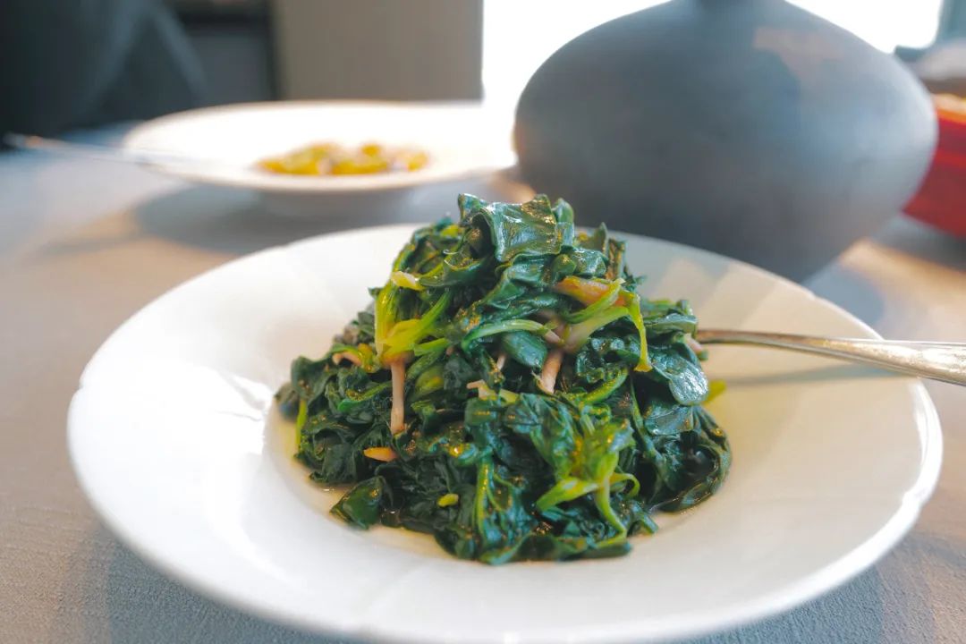 配备一星米其林黑珍珠餐厅,比米其林黑珍珠高端的餐厅