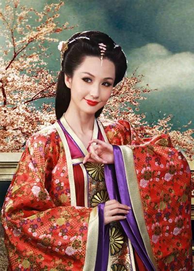 担任多部大尺度女一号，曾经红遍大江南北，如今改名换姓无人识