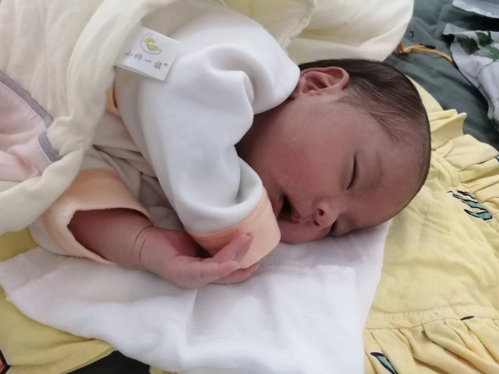 宝宝吐奶拍背怎么办,经常吐奶的宝宝怎么拍嗝