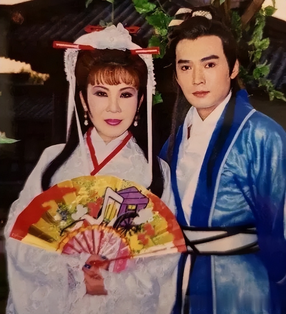 富婆为圆明星梦出资找小鲜肉演情侣？开机时男主一脸“生无可恋”