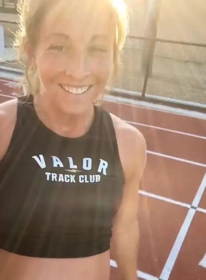 美国女运动员怀胎9月跑一英里还超速完成，网友：“起诉她！”