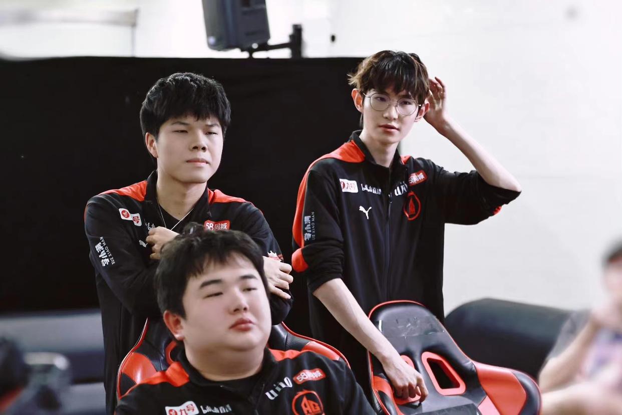 钟意与菲菲,钟意加入ag狼队