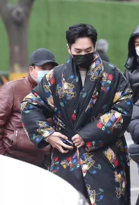 赵丽颖和张小斐同台穿的衣服,张小斐赵丽颖粉色大衣