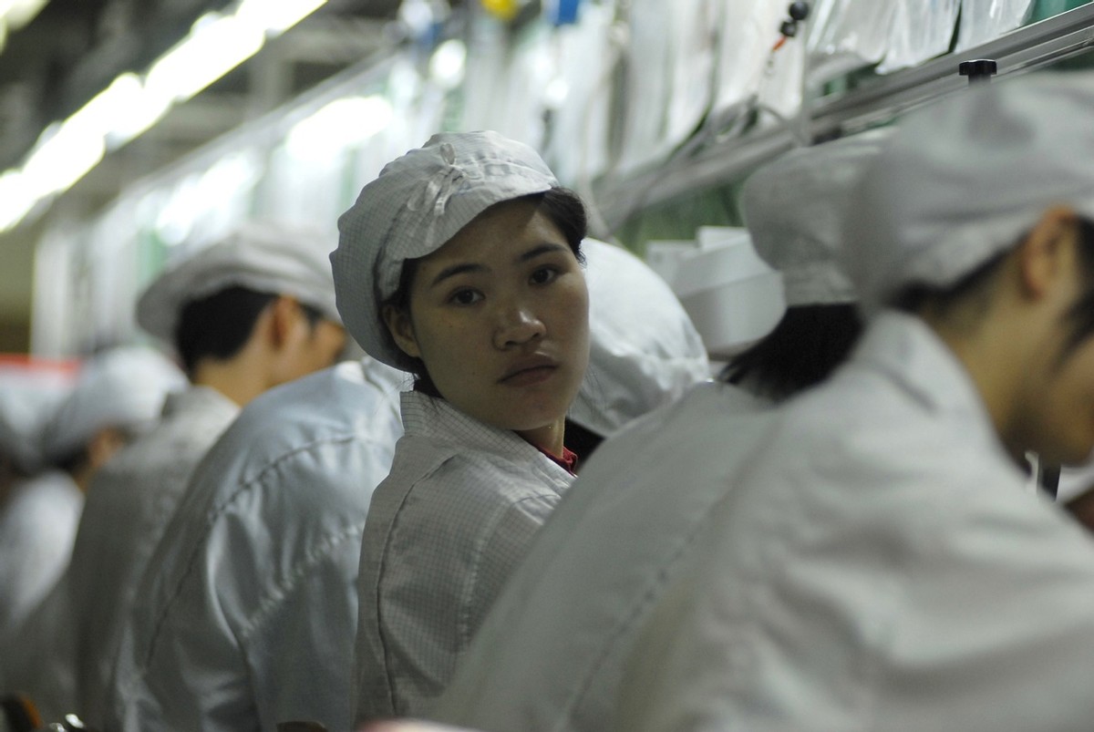 提桶人困在富士康：无班可加，有人绩效仅1元，但多数人选择留下