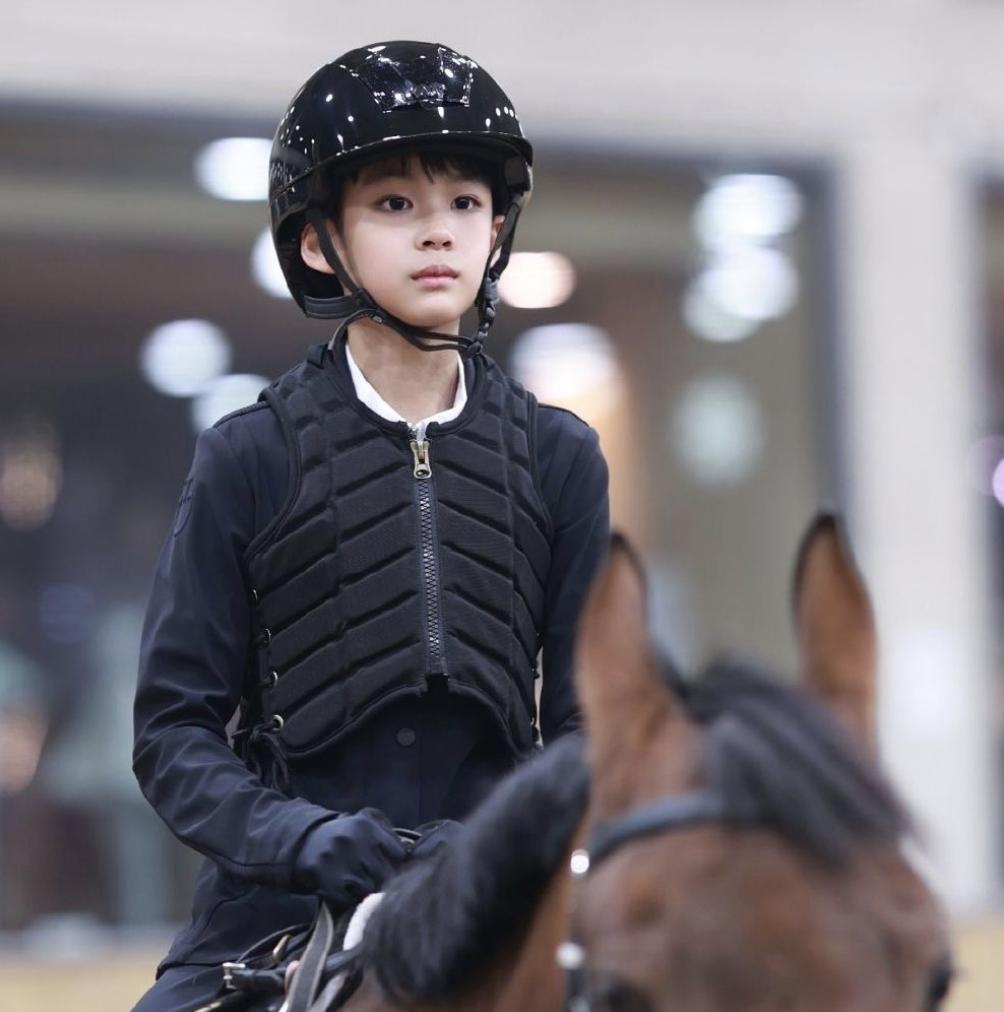 曹颖儿子被赞高颜值,曹颖儿子颜值太高引热议